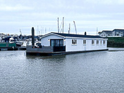 Superb Contemporary Houseboat - Rivers End